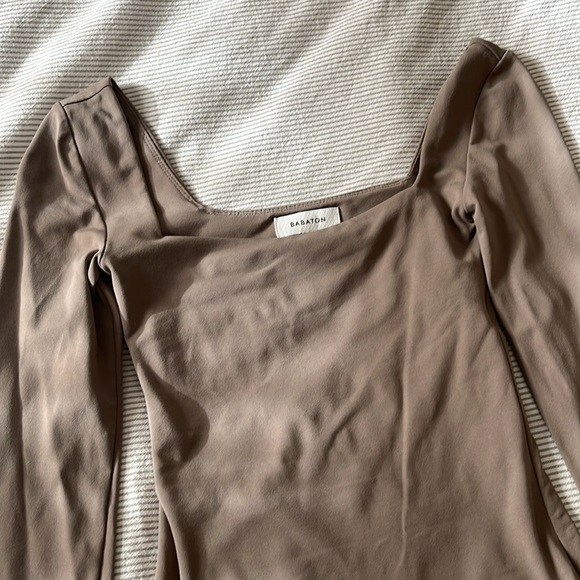 Babaton Contour Squareneck Longsleeve Bodysuit Taupe - Picture 3 of 4